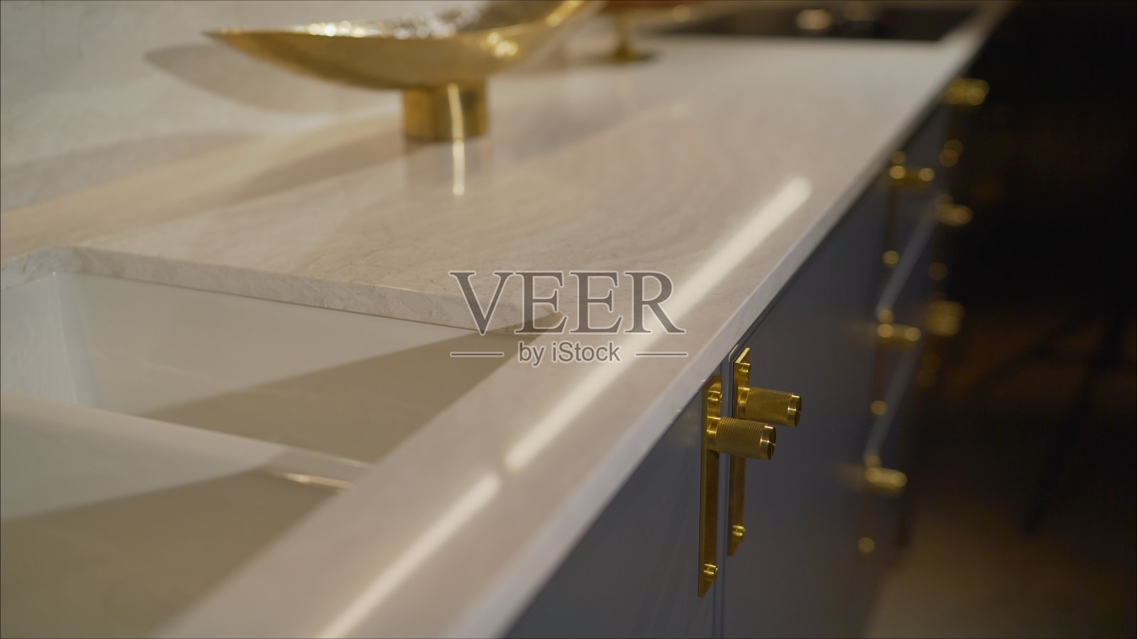 现代厨房景观。厨房里有两个水槽。照片摄影图片