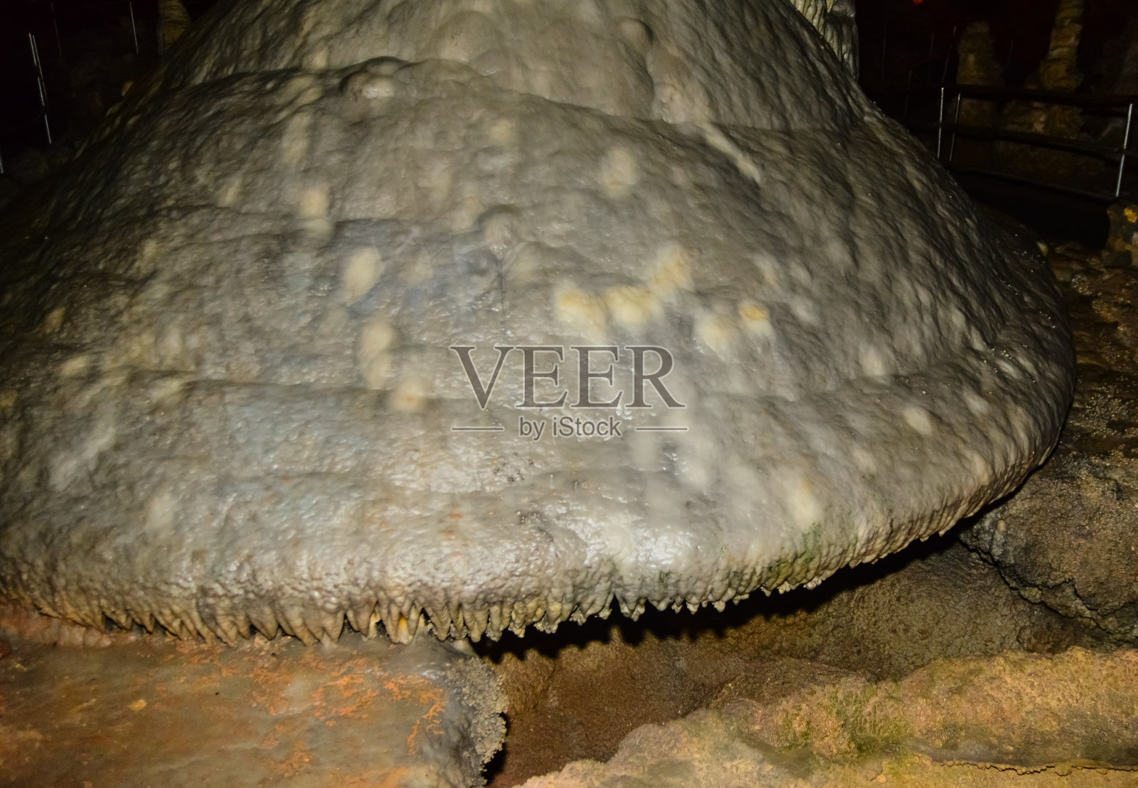 新墨西哥州卡尔斯巴德洞穴国家公园地下大厅里的方解石入口、钟乳石和石笋。美国照片摄影图片