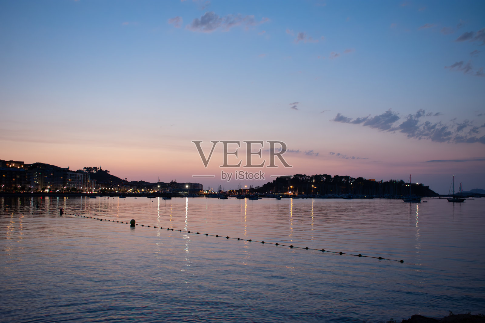 晚上从圣玛尔塔海滩上看到的拜奥纳别墅照片摄影图片