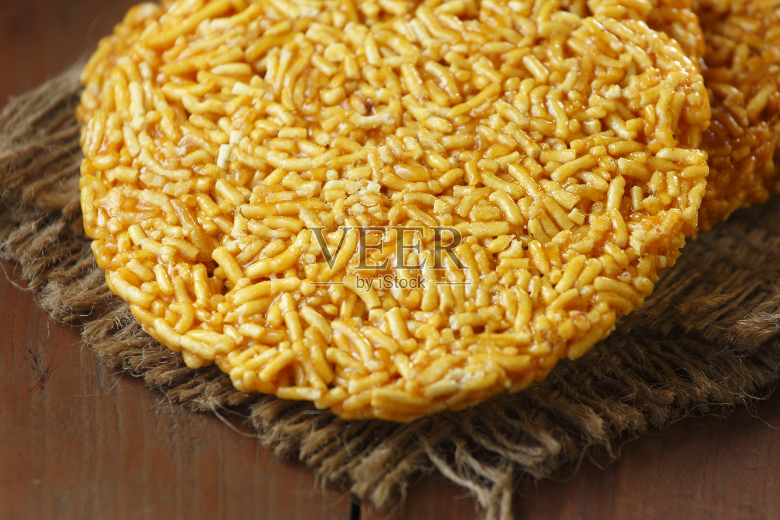 Bhujia Chikki, Sev Chikki, Sev Gajak, Namkeen Chikki, Sevpatti, Sevpapdi或Sev Jaggery照片摄影图片