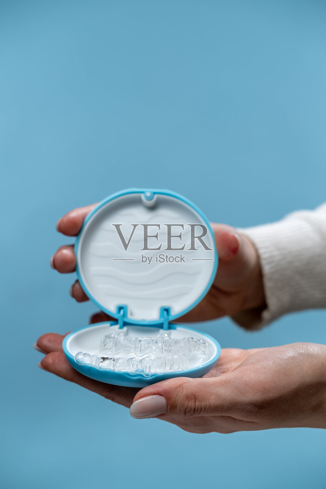 隐形牙套或矫正器，让你拥有美丽的微笑。照片摄影图片