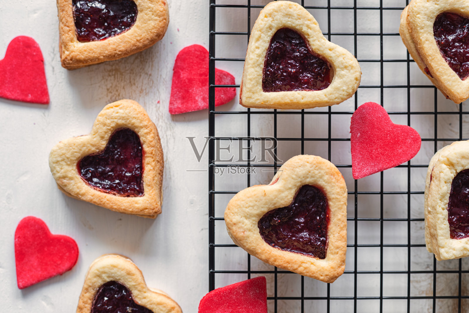 草莓果酱的心形饼干照片摄影图片