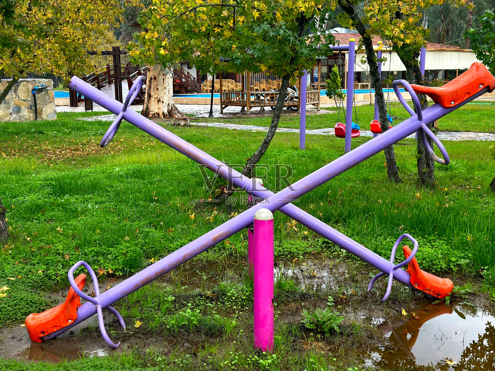 公园里空无一人的儿童游乐场照片摄影图片