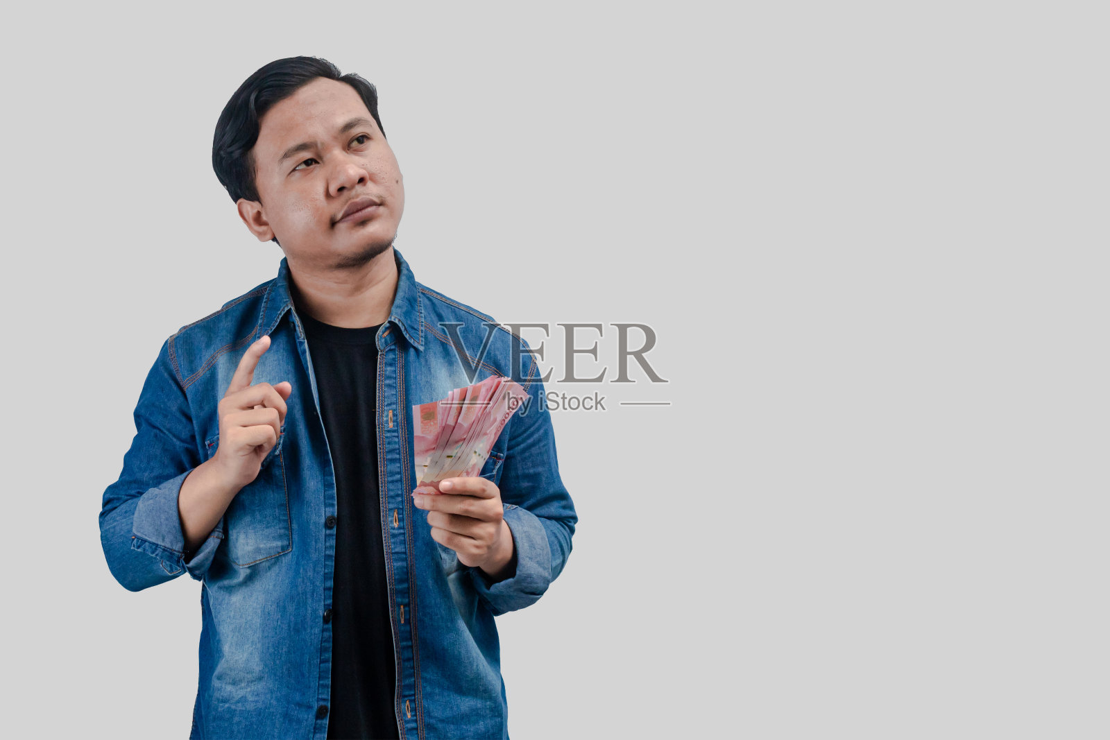 年轻的亚洲男子脸上流露出思考的表情照片摄影图片