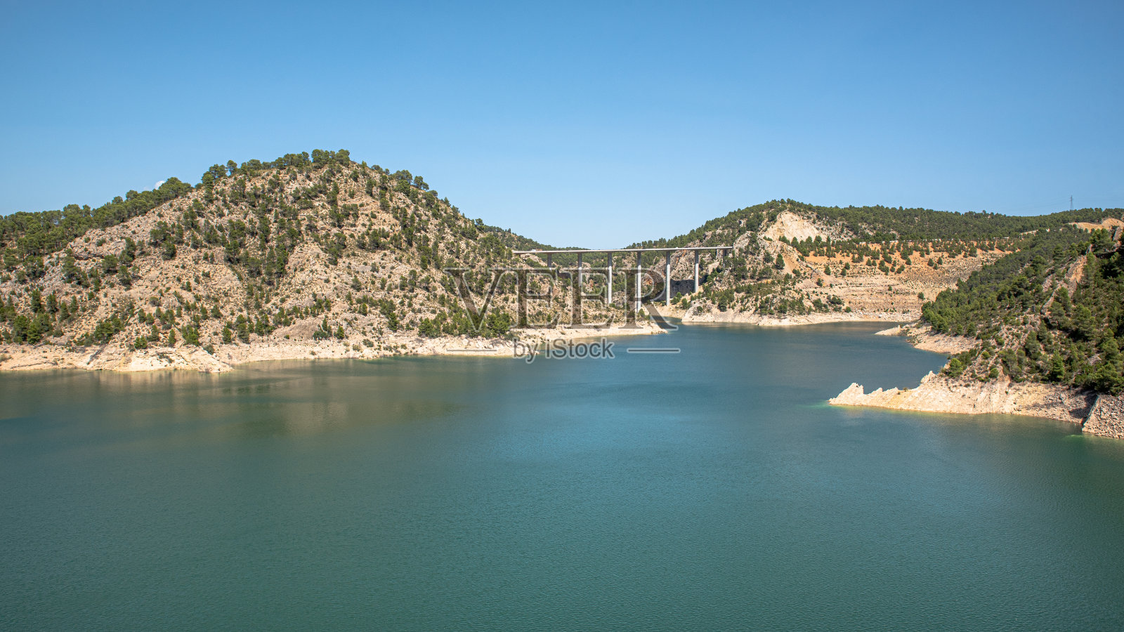 位于瓦伦西亚社区和卡斯蒂亚-拉曼查之间的孔特雷拉斯水库照片摄影图片