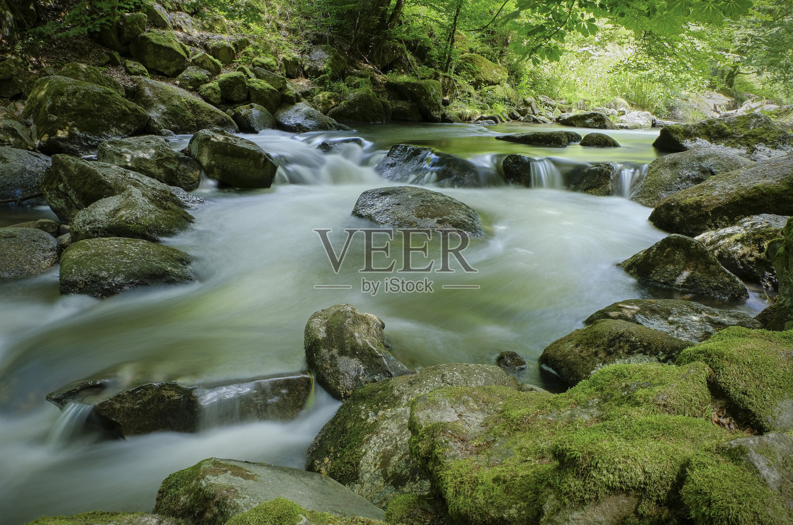 徒步旅行在完整的自然-河“费尔德斯特”(上奥地利)。在m<s:1> hlviertel的Pregarten市，是狂野而浪漫的Feldaist山谷。照片摄影图片