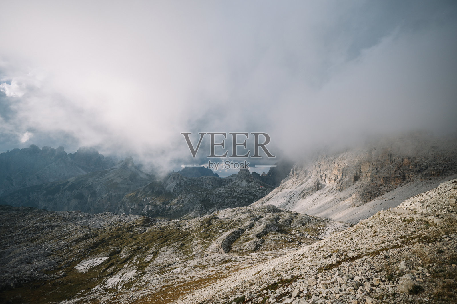 在意大利阿尔卑斯山的山顶上照片摄影图片