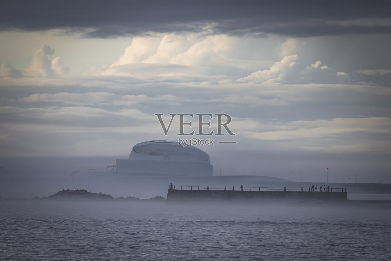 大雾天的海港环境照片摄影图片