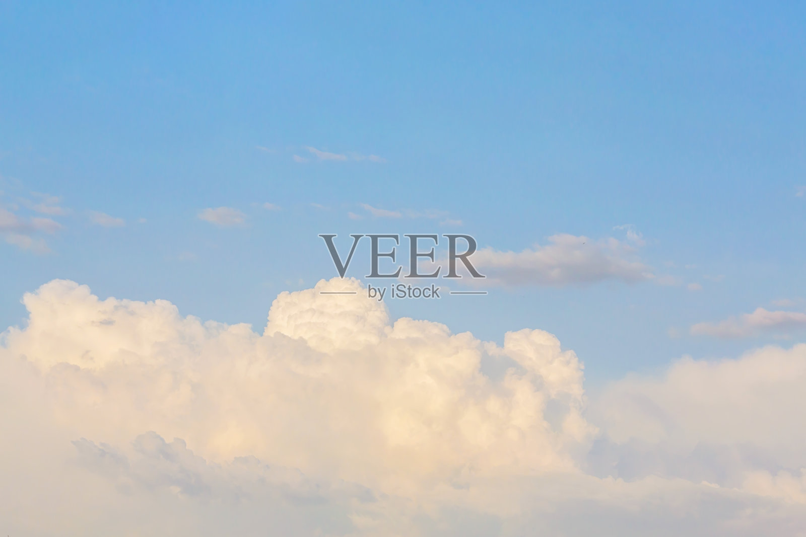 早上的天空。美丽的蓬松的云画在柔和的绘画色彩在日出。多色背景或壁纸照片摄影图片