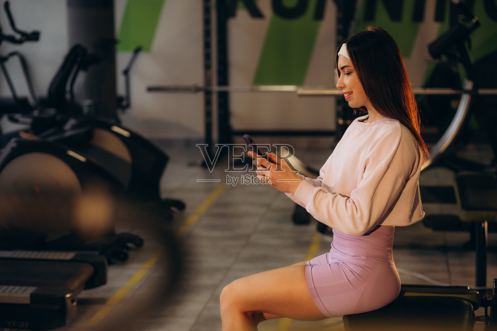 快乐的女人一边打电话一边看着窗户照片摄影图片