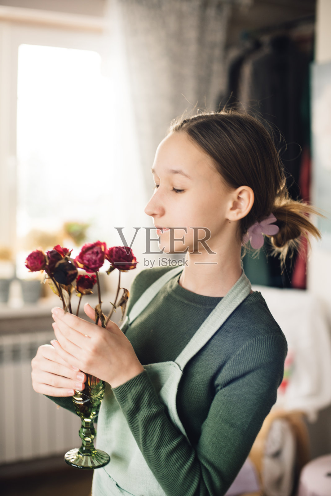 女孩手里拿着一束美丽的牡丹。照片摄影图片