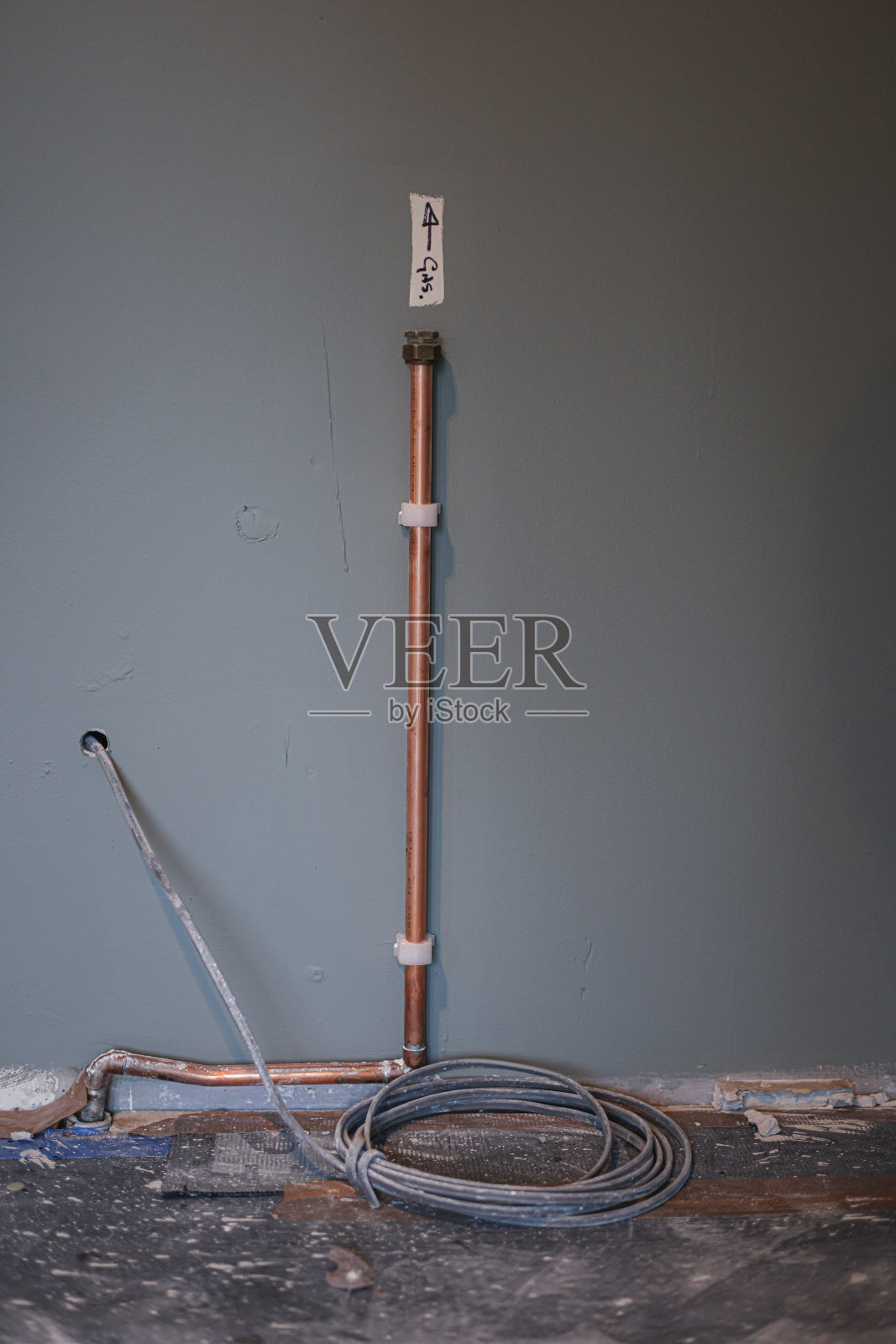 厨房装修工程中待连接煤气灶的出气口管道照片摄影图片