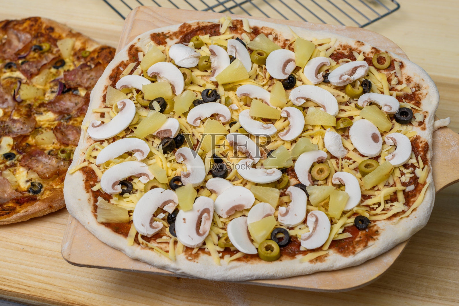 美味的自制夏威夷披萨配蘑菇和橄榄照片摄影图片