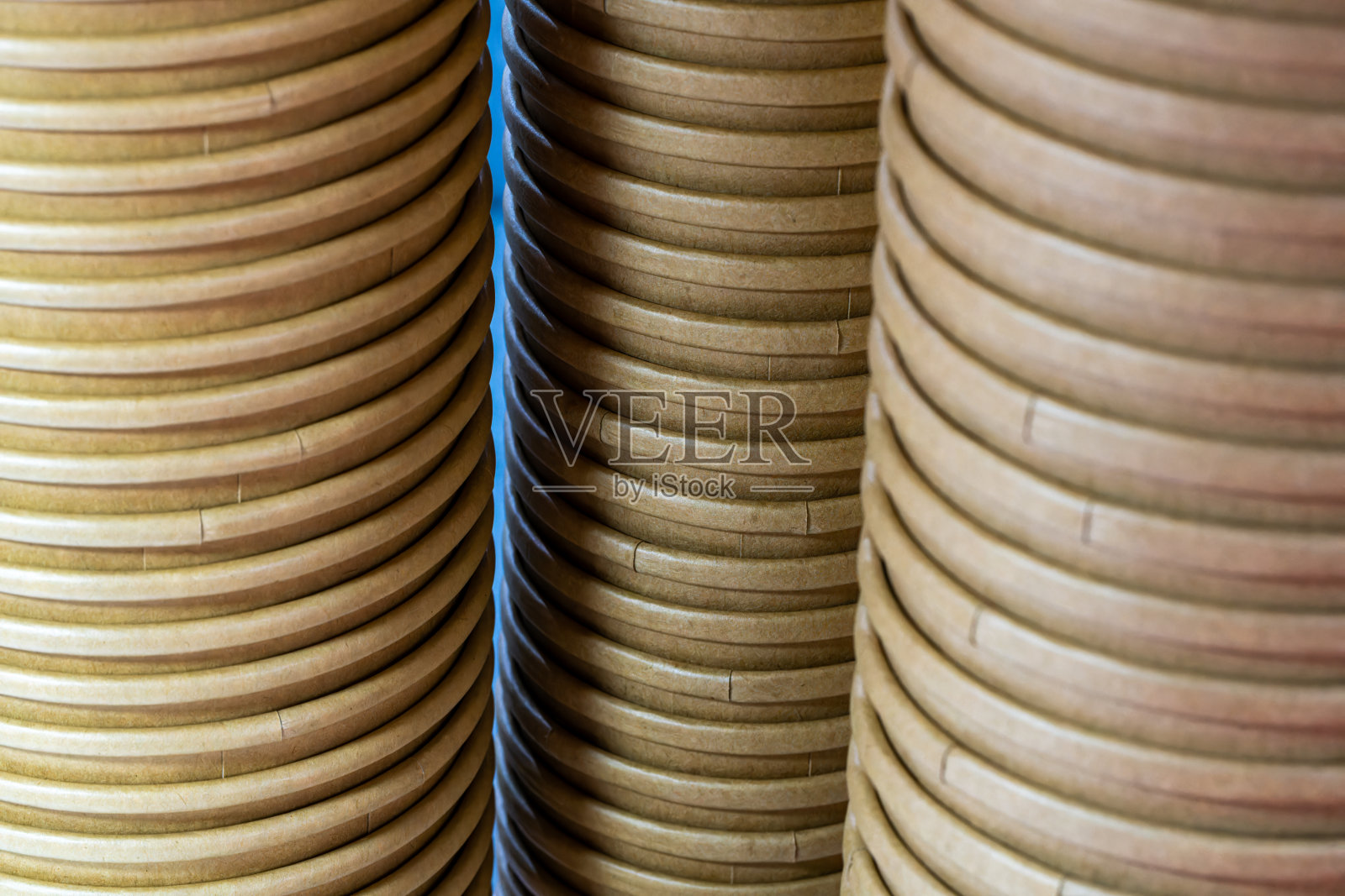 餐桌上的环保餐具。照片摄影图片