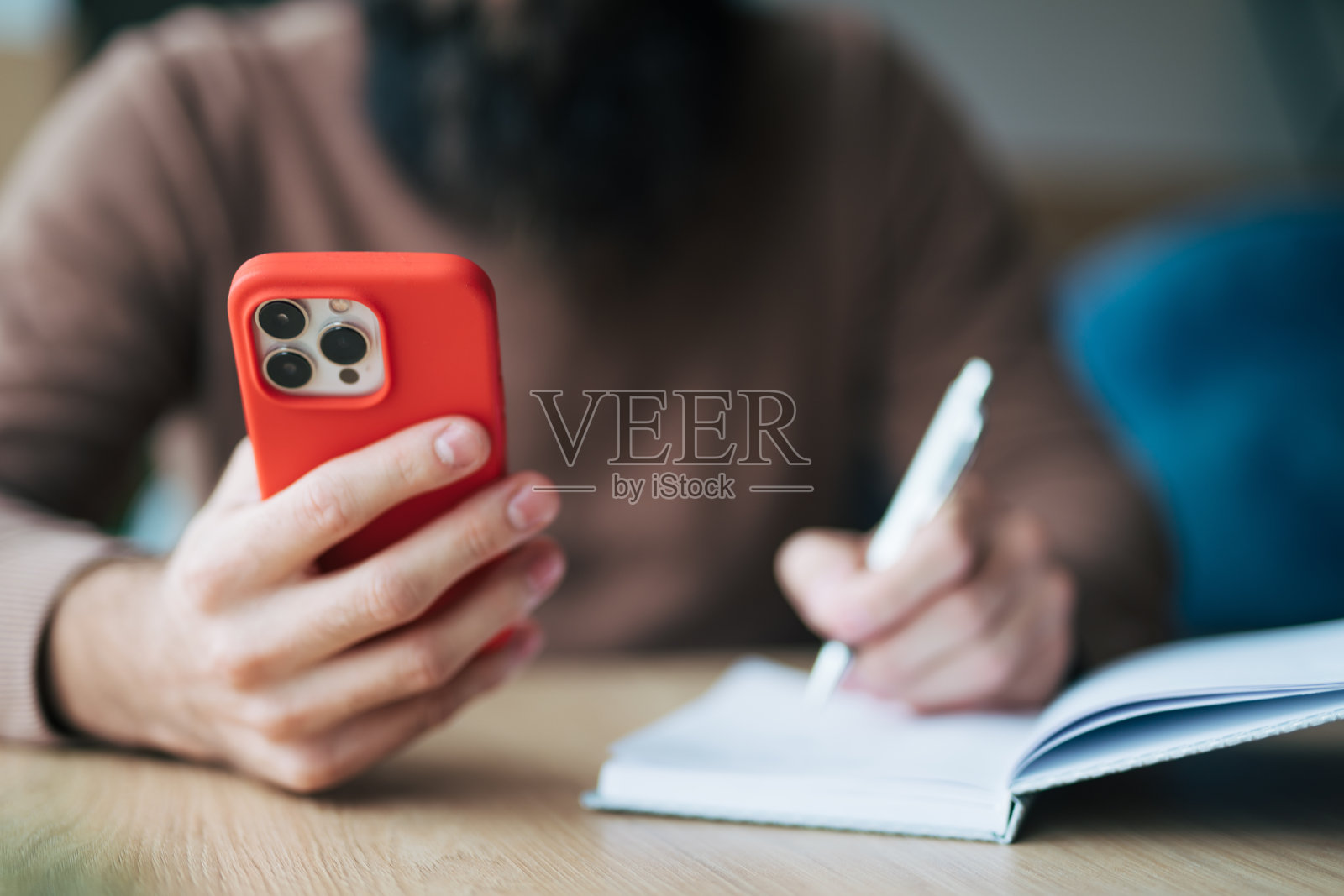 大胡子自由职业者坐在自助餐厅在笔记本上写作业的特写照片摄影图片