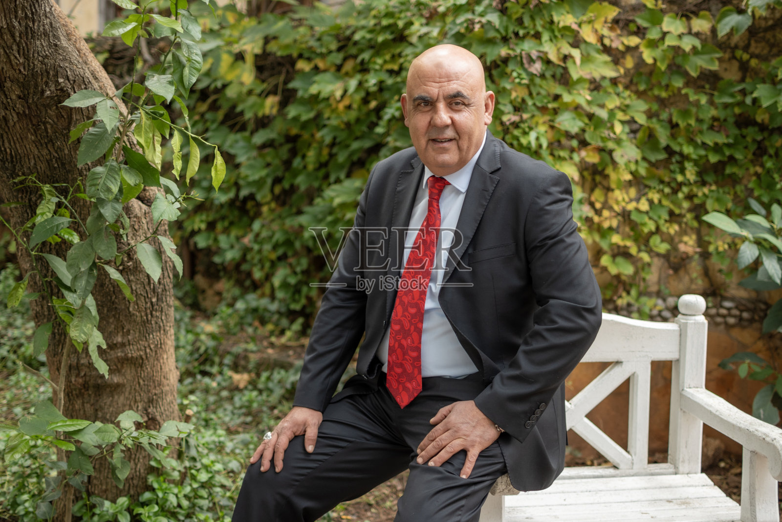 一个自信、年轻、开朗的土耳其企业商人的户外肖像照片摄影图片