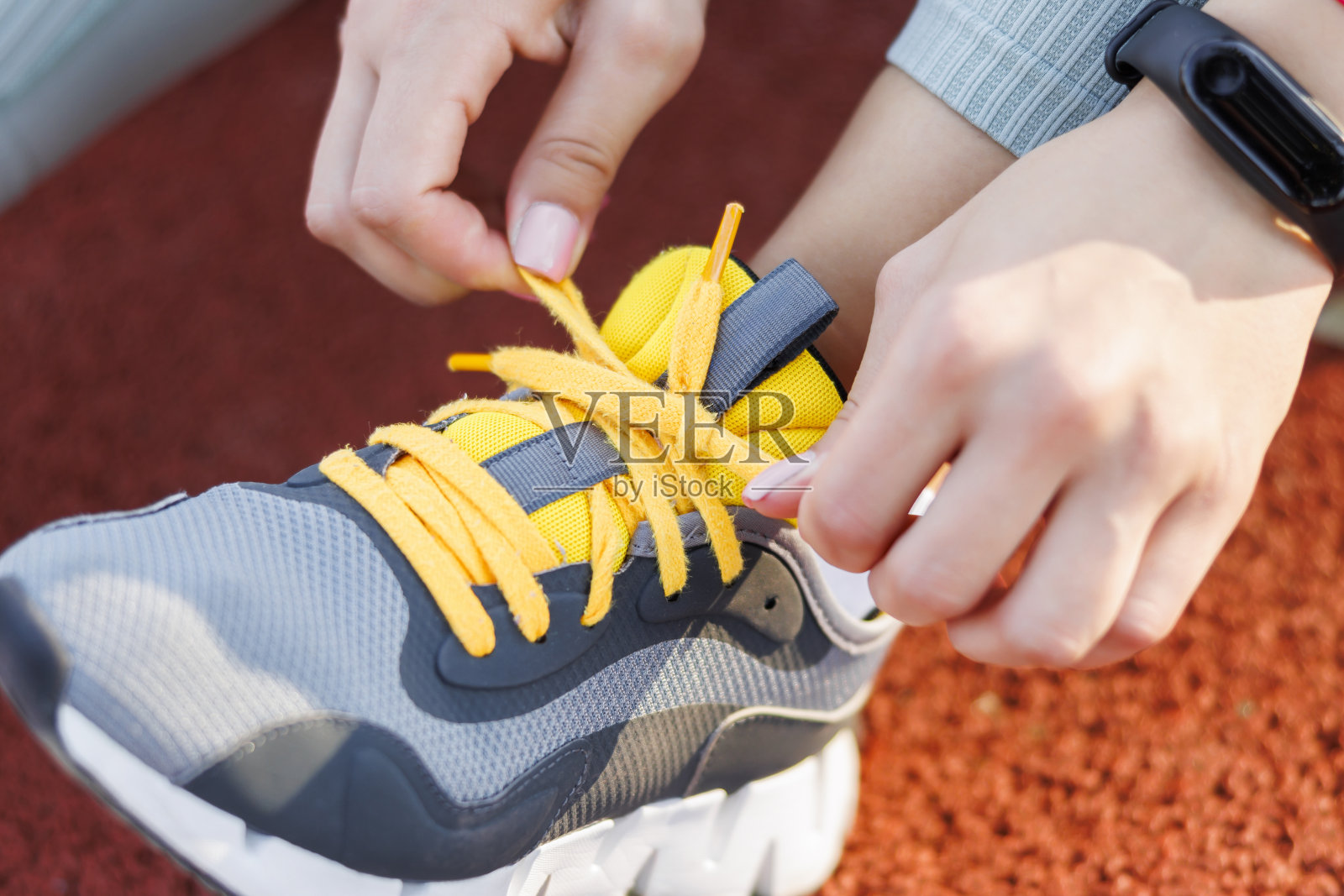 女人系鞋带的细节照片摄影图片