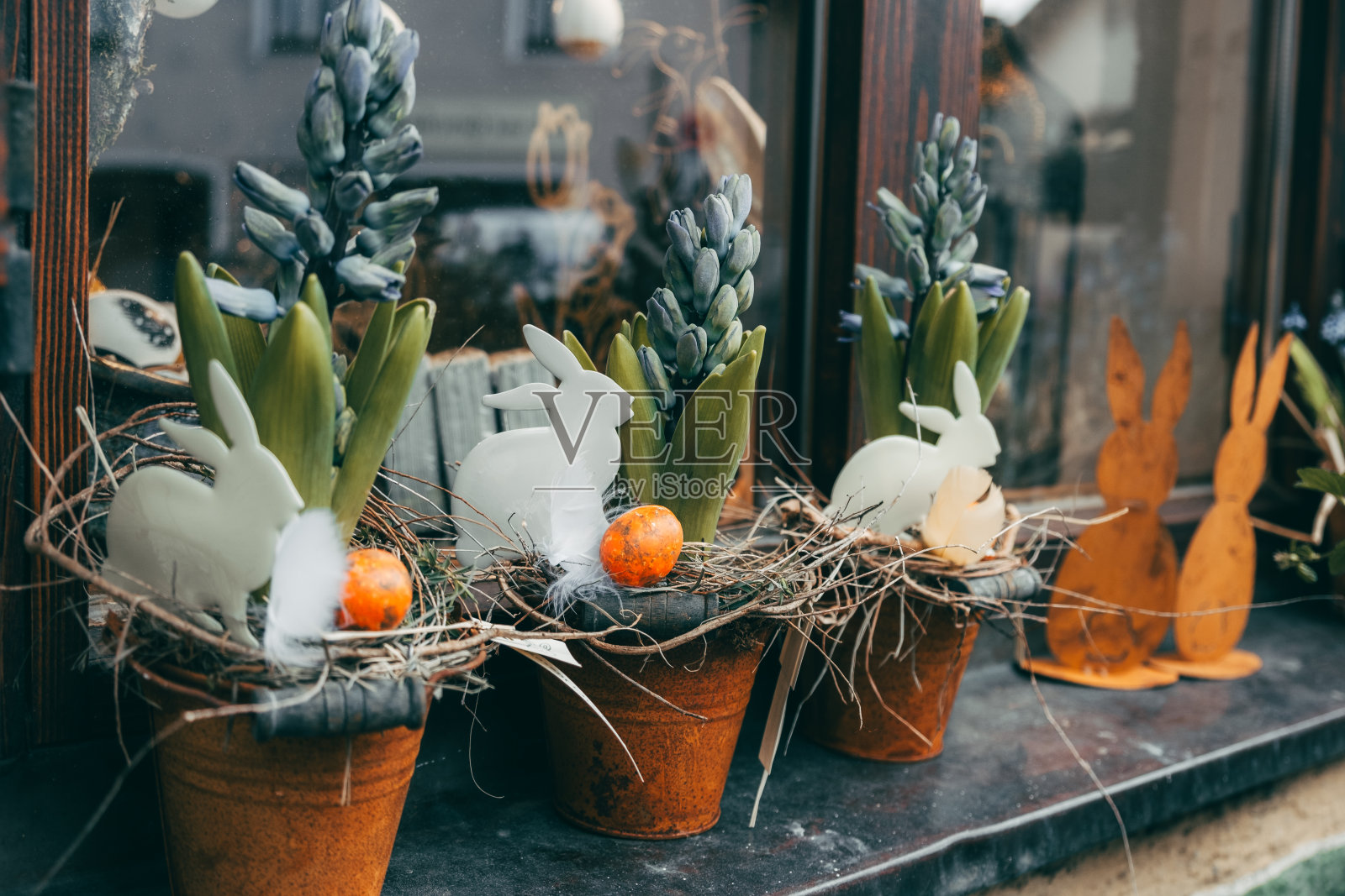复活节装饰。复活节插花在桶里。照片摄影图片