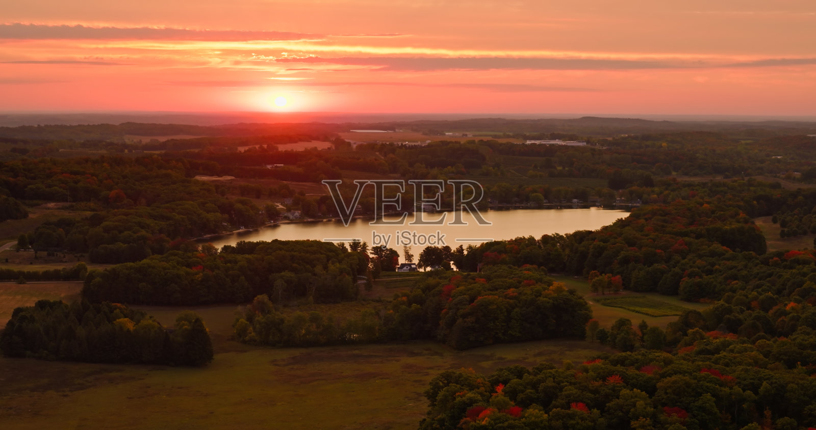 航拍的农田与湖泊在奥西阿纳县，密歇根州在黎明照片摄影图片