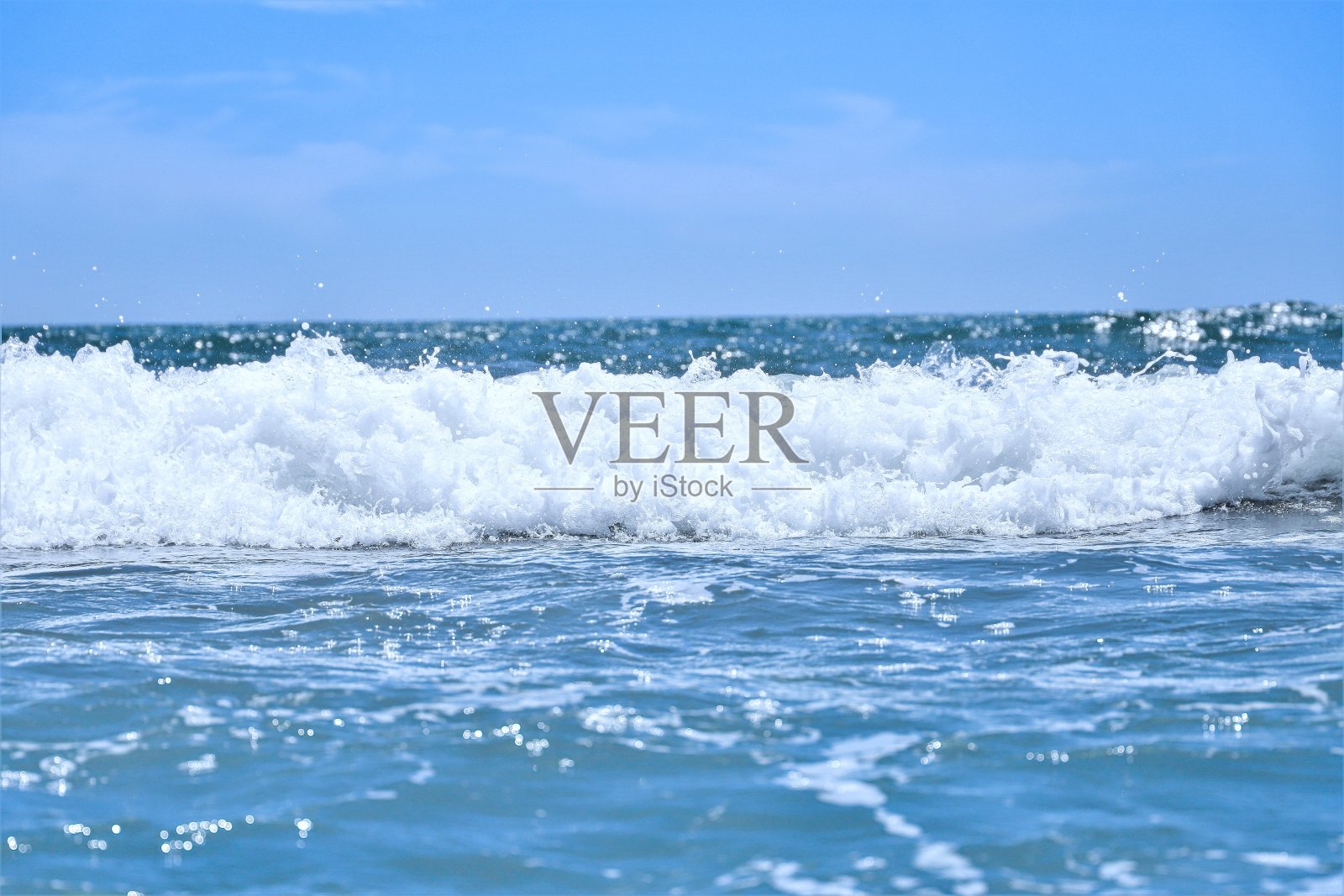 美丽的海浪在海洋在一个阳光明媚的日子。自然背景照片摄影图片