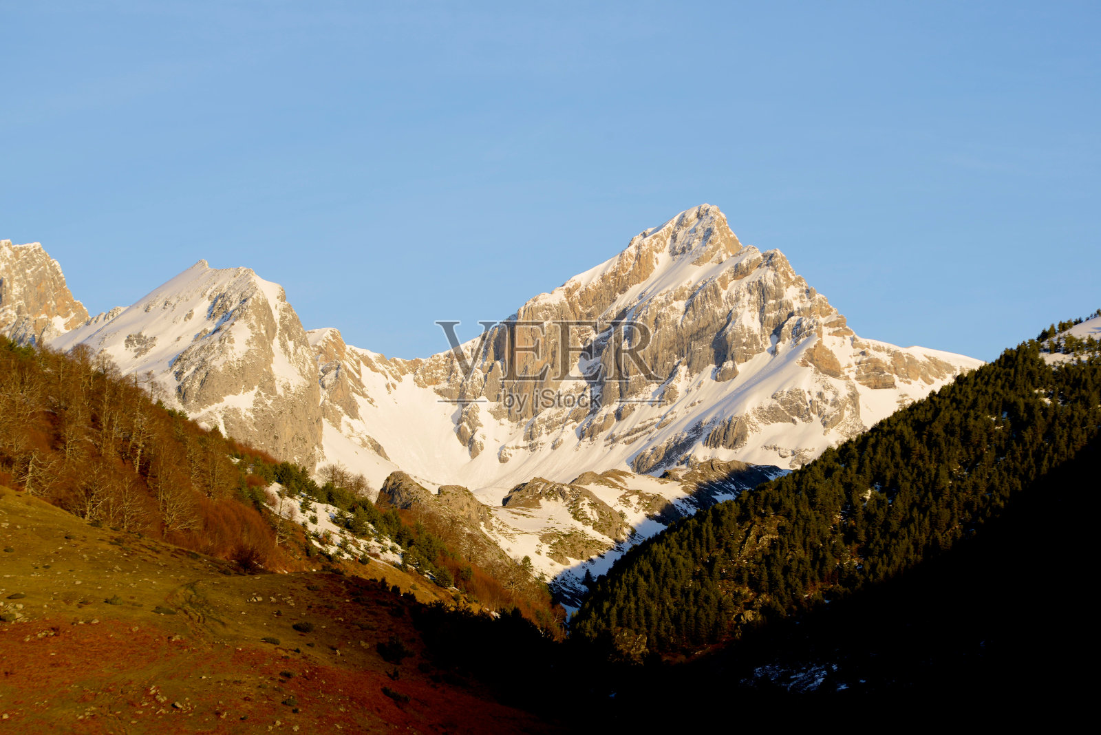 比利牛斯山脉的雪峰照片摄影图片