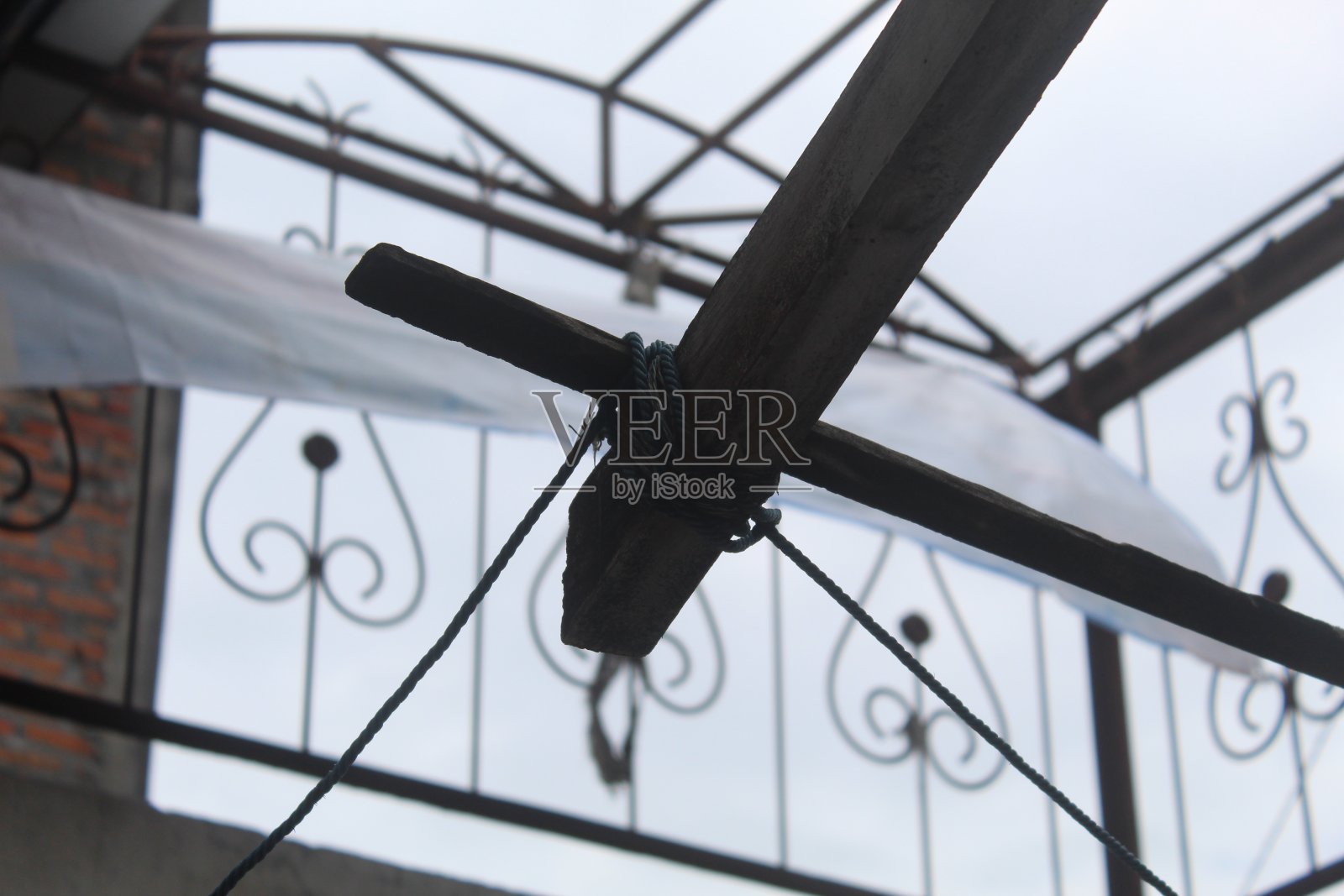 蓝天映衬下锈迹斑斑的铁结构照片摄影图片