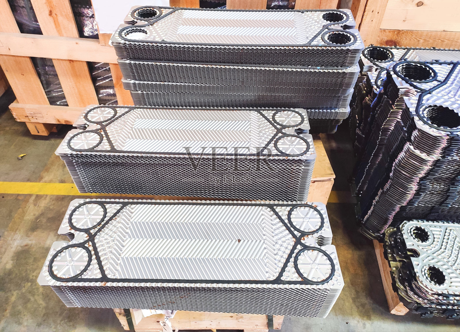 热交换器板在装配前要作为备件存放。照片摄影图片