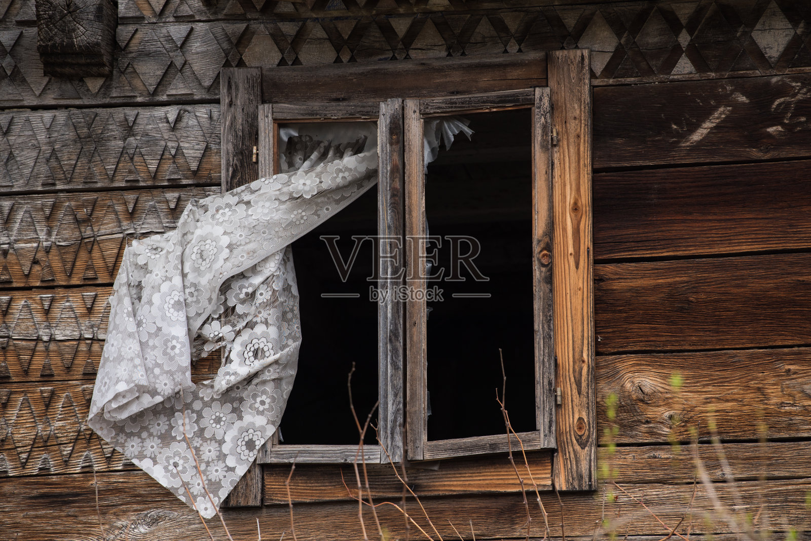 古朴风格的陈年窗。照片摄影图片