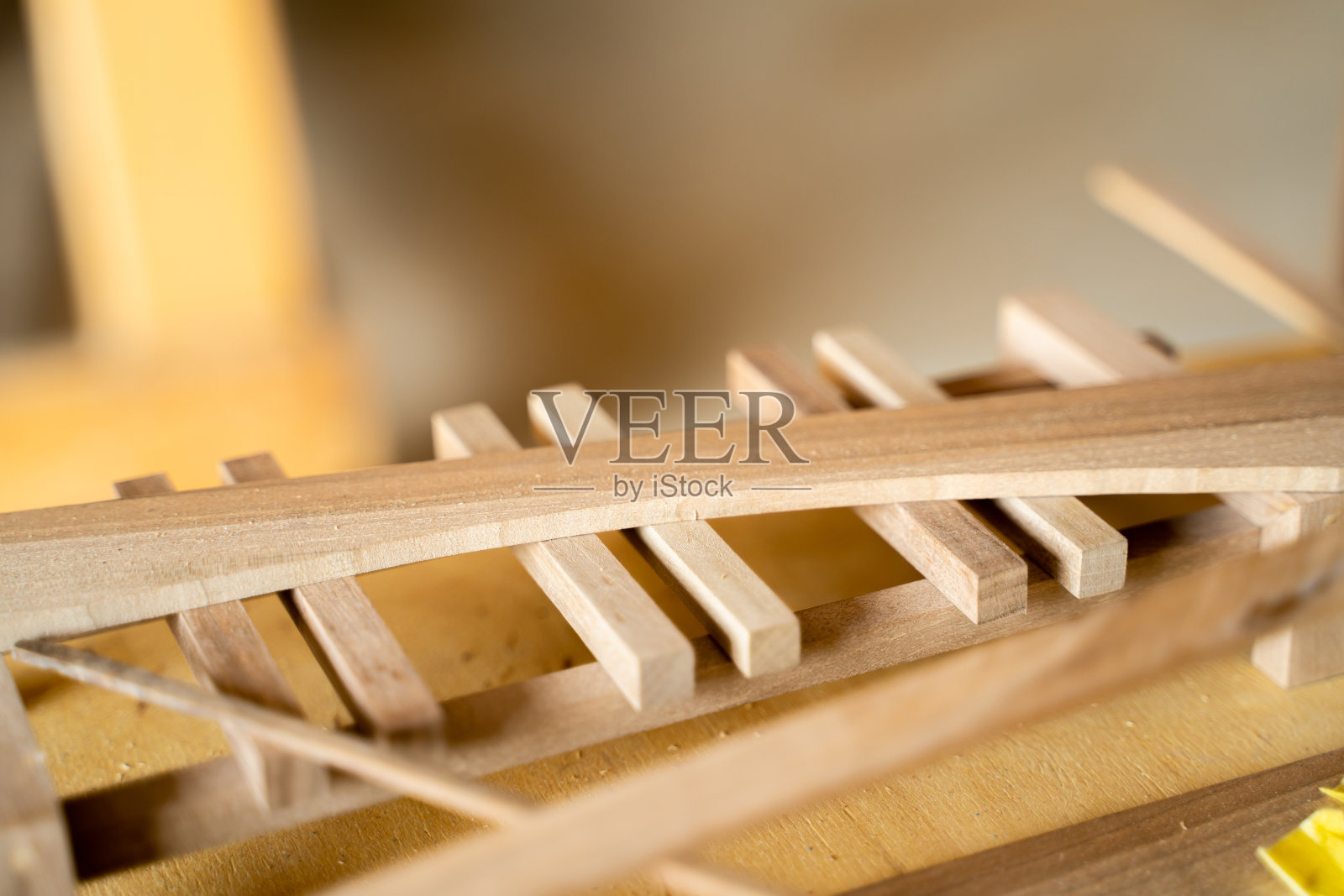 木工车间手工工艺品的小木制部件，特写照片摄影图片