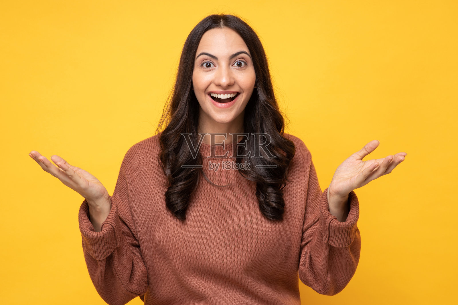 照片的年轻妇女在冬天穿站在黄色背景股票照片照片摄影图片