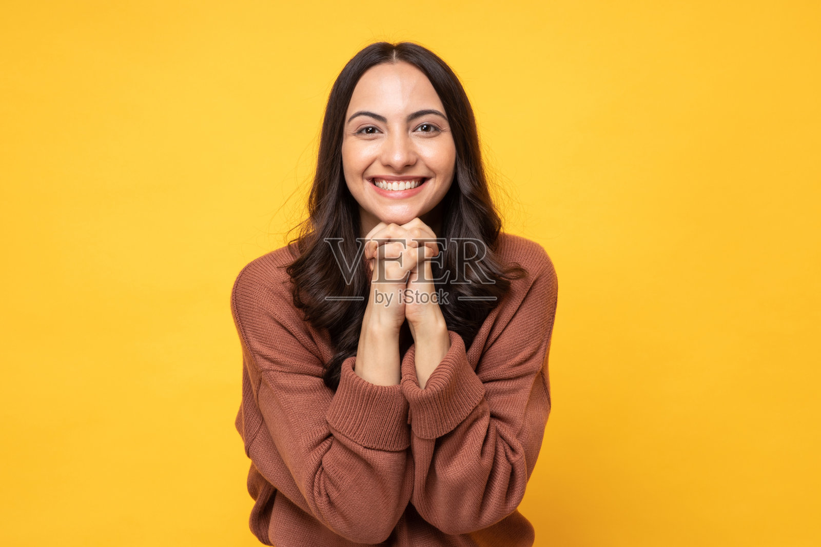 照片的年轻妇女在冬天穿站在黄色背景股票照片照片摄影图片