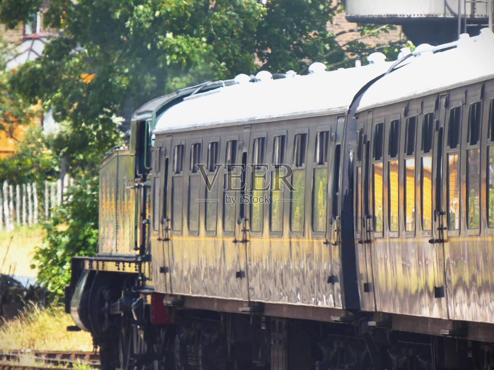 蒸汽火车在滕登镇站，肯特郡2022照片摄影图片