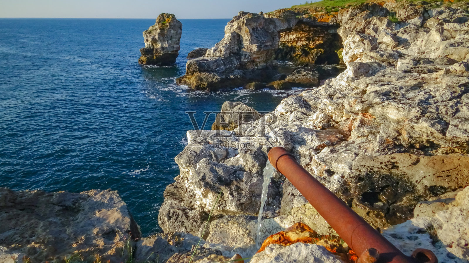 在海上，来自油井的硫化氢流出的水照片摄影图片