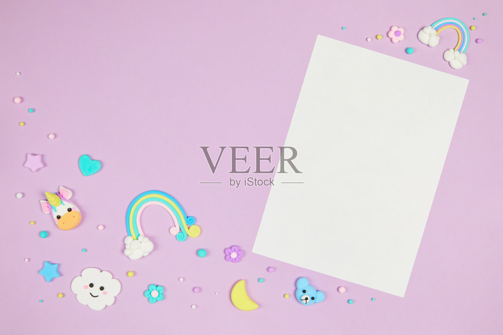 空白的白色卡片在柔和的紫色背景与卡哇伊卡通动物照片摄影图片