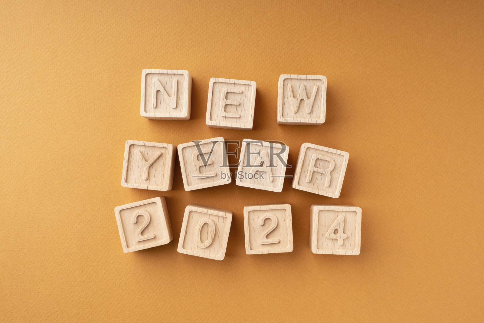 一幅由木制立方体组成的平面新年构图，上面写着“2024年新年”。圣诞节的概念。寒假贺卡。平面布局照片摄影图片