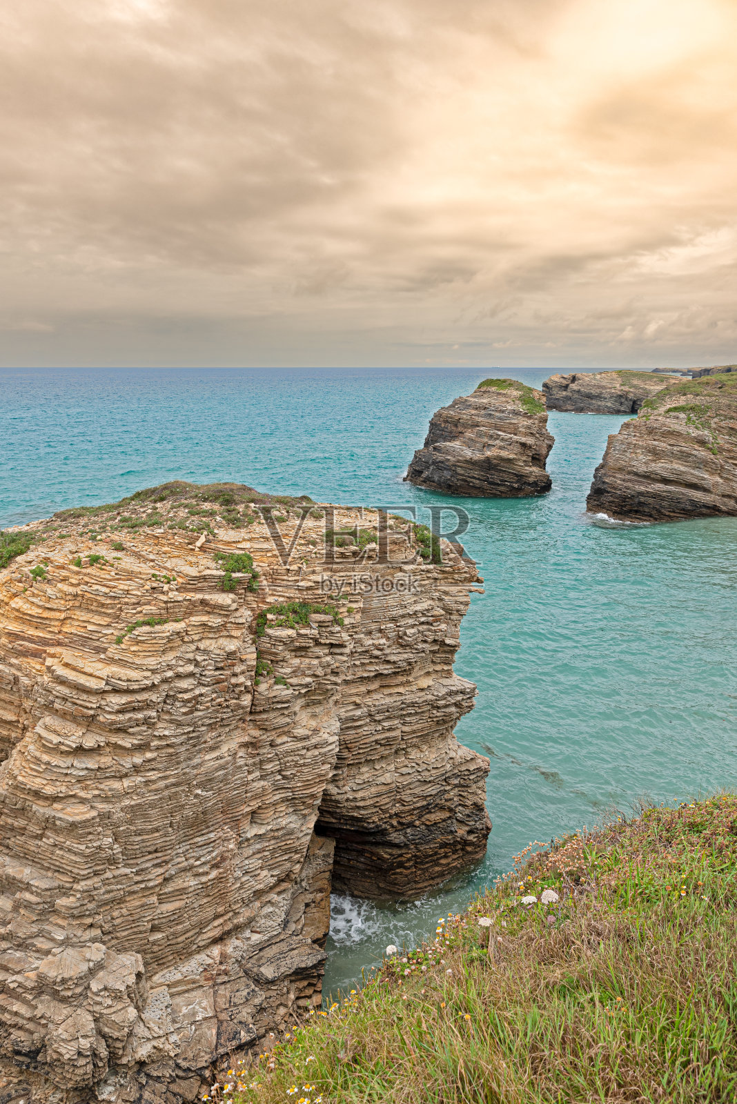 西班牙卢戈，拉斯卡特德拉莱斯海滩上的巨大岩石，白天天空多云照片摄影图片