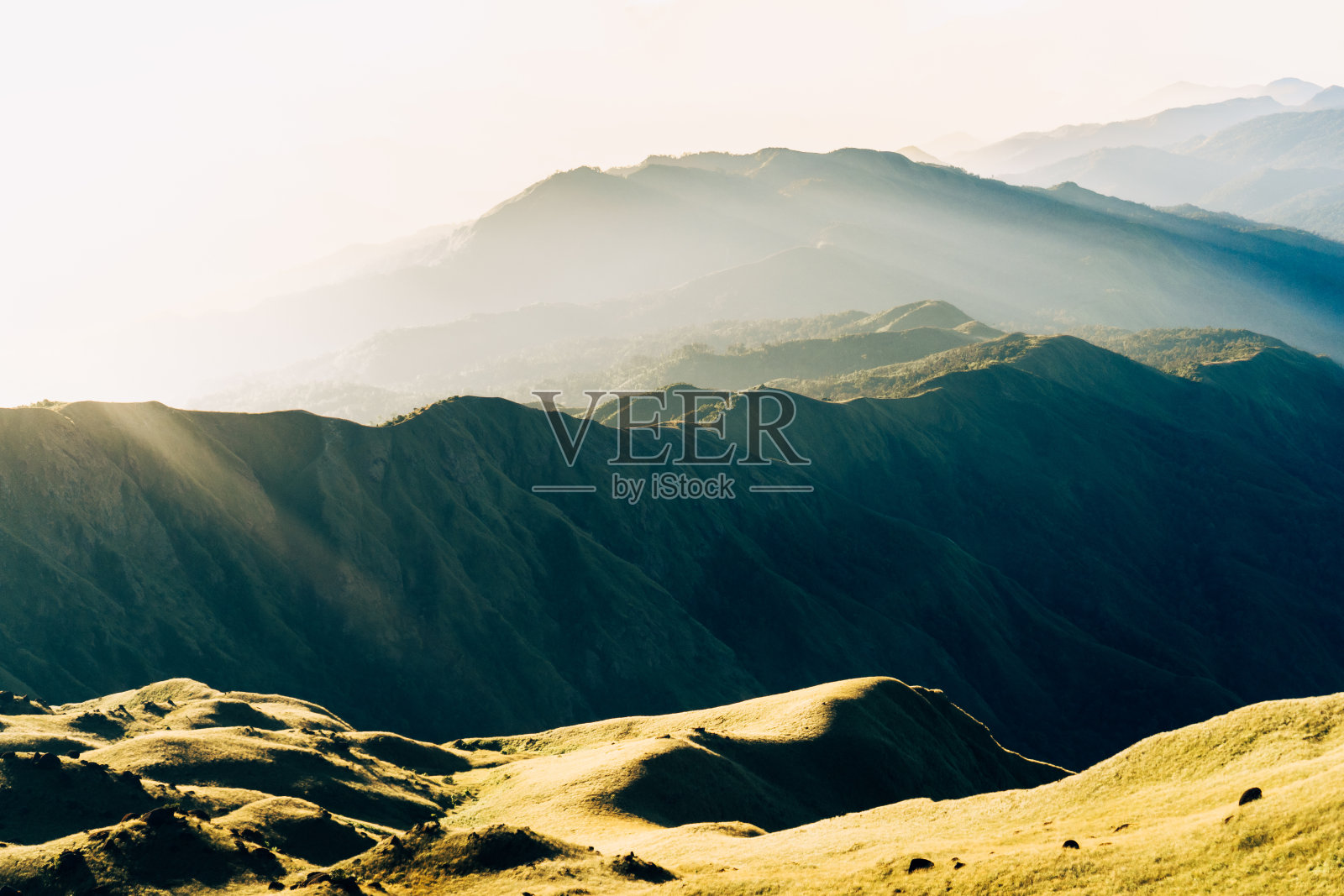 雾蒙蒙的山脊上的日出照片摄影图片