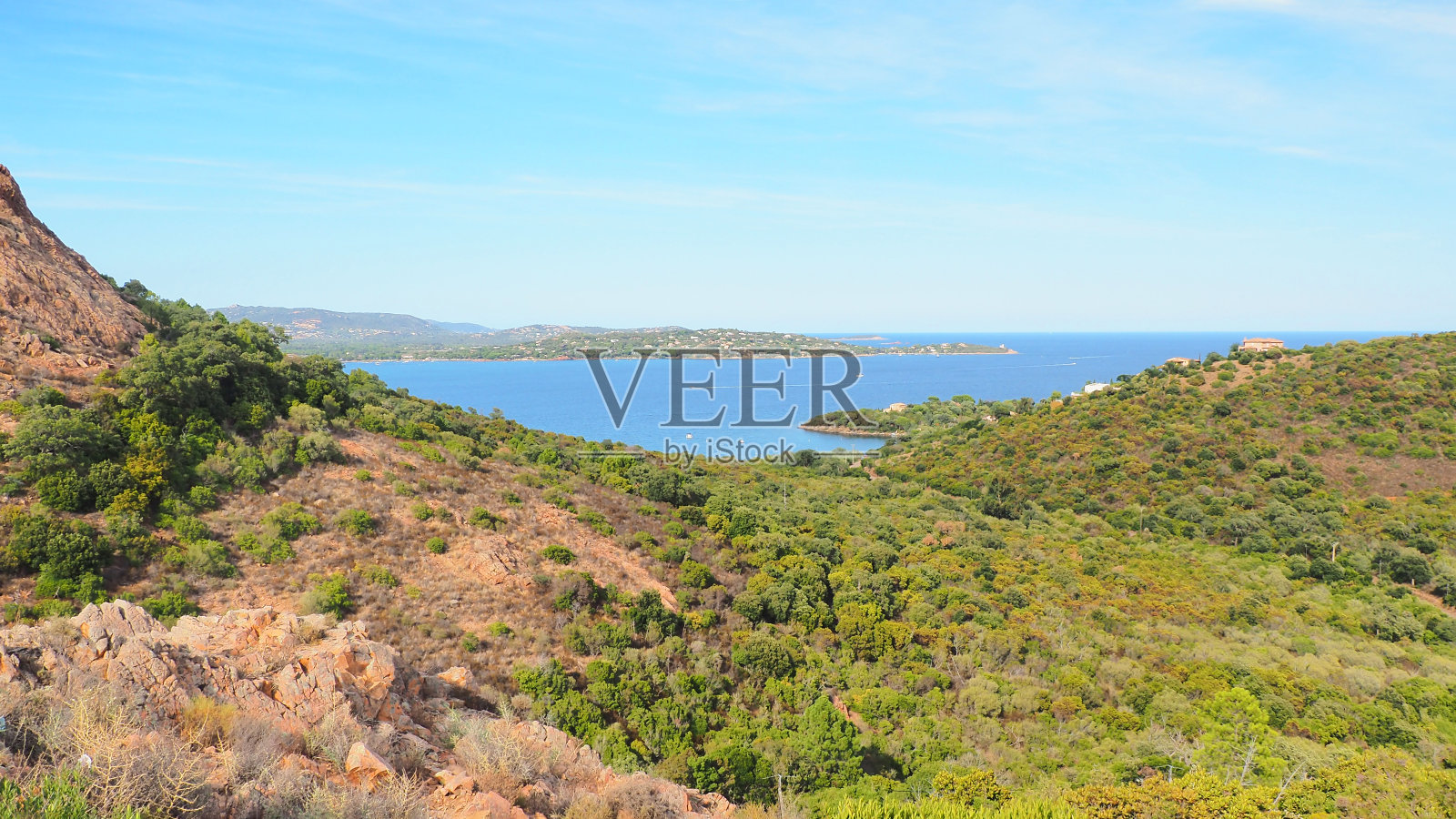 从罗苏马里努半岛的科西嘉岛(昵称为美丽之岛)，著名的港口城市热那亚城堡主宰着波尔图-维奇奥湾的全景照片摄影图片