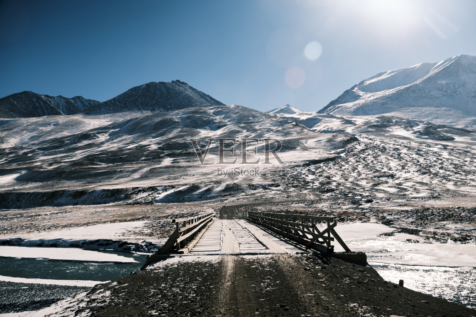 阳光明媚的冬日里，纳林河上的桥梁照片摄影图片