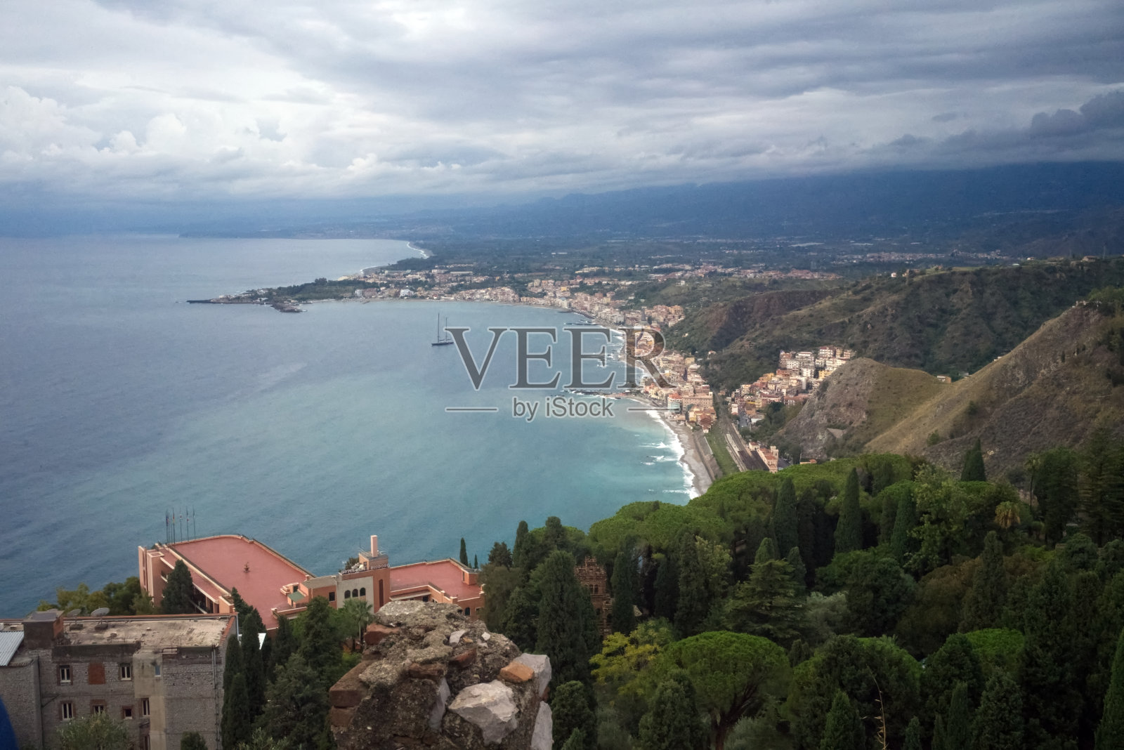 陶尔米纳的希腊圆形剧场照片摄影图片