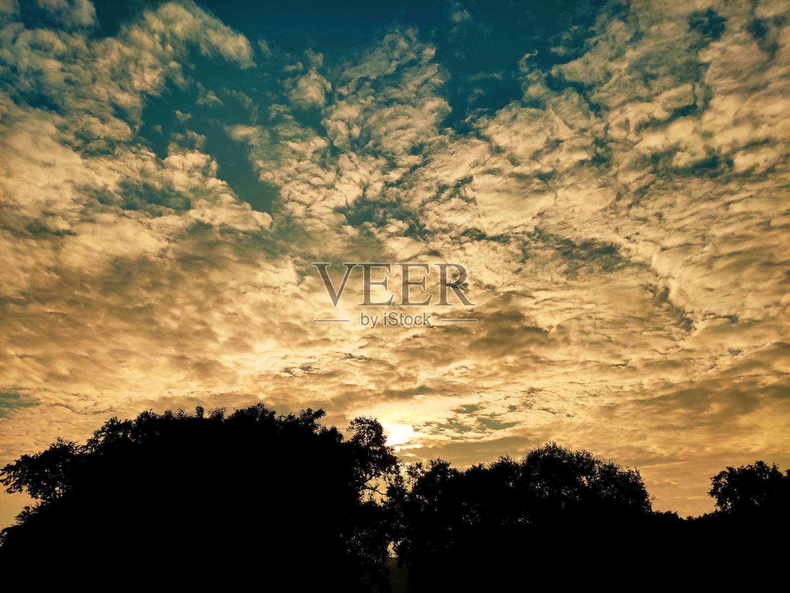 日出时的天空照片摄影图片