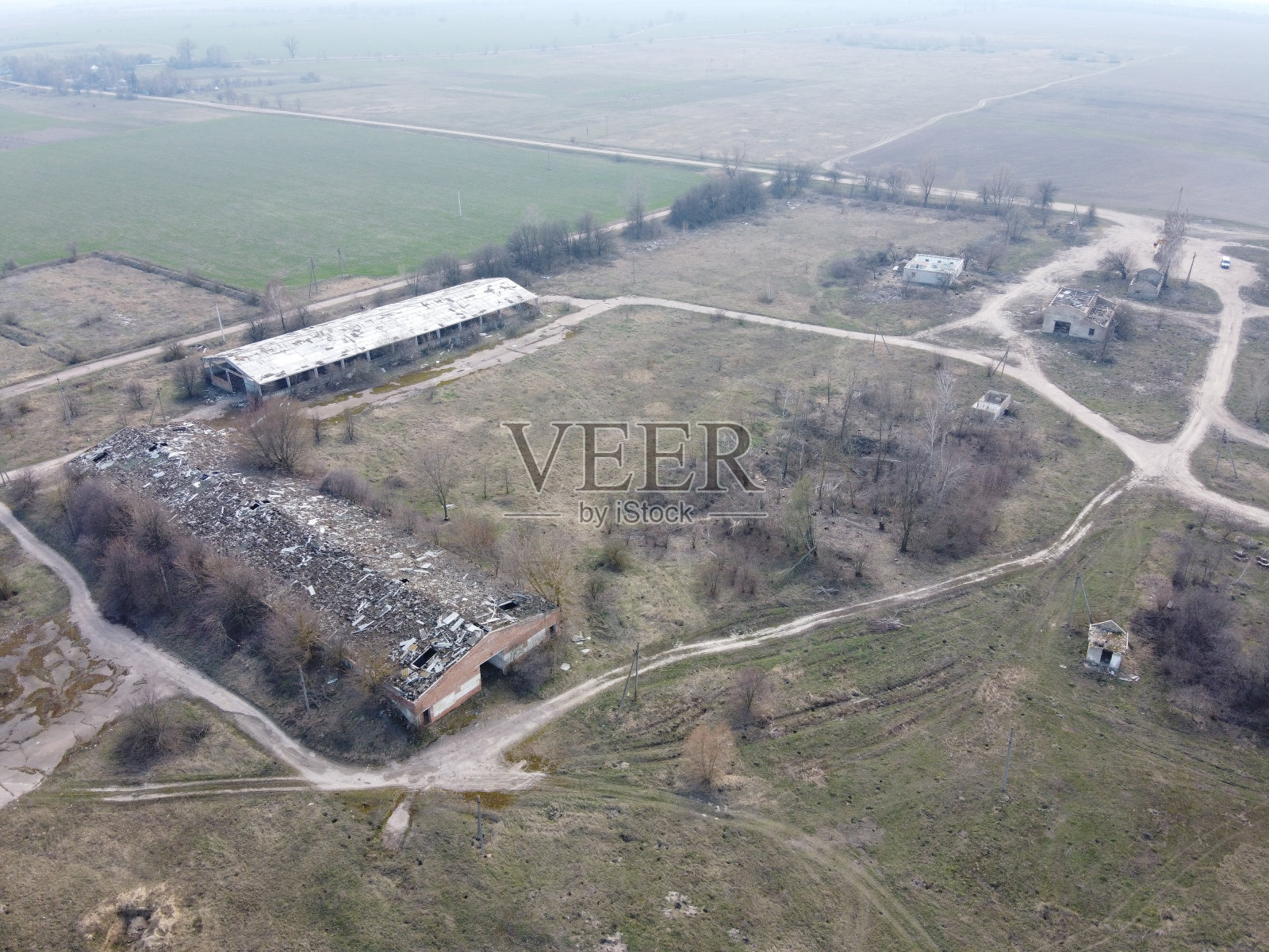 废弃农场鸟瞰图。破旧的工业建筑。照片摄影图片