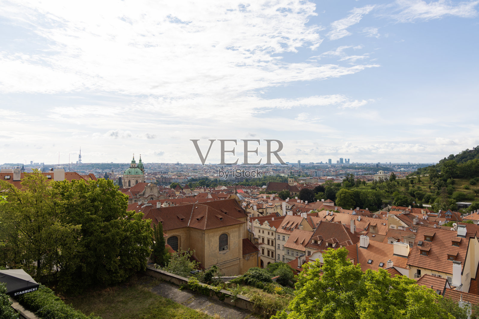 在捷克共和国布拉格拍摄的城市全景照片，展现了建筑、房屋和纪念碑照片摄影图片