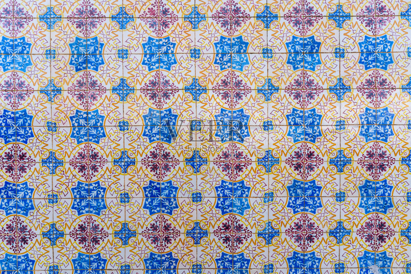 带有小装饰马赛克的方形瓷砖。旧瓦抽象图案照片摄影图片