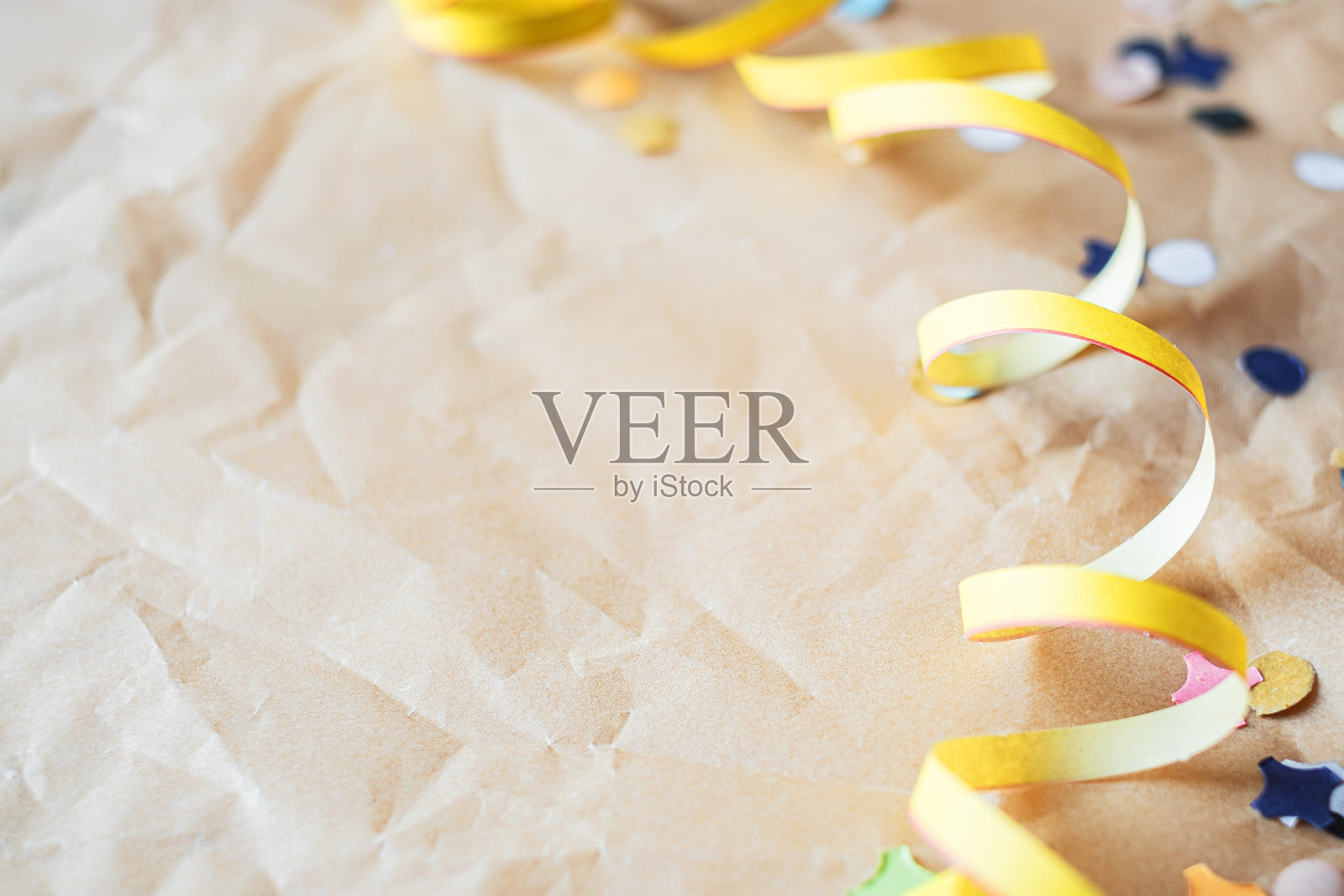 黄色生日或狂欢节框架与聚会项目在浅色背景照片摄影图片