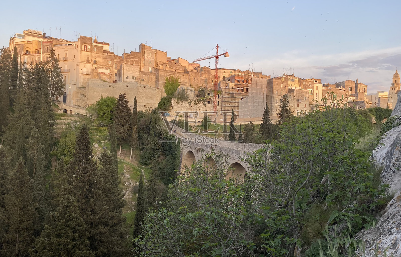 普利亚的格拉维尼亚，美妙的日落照片摄影图片