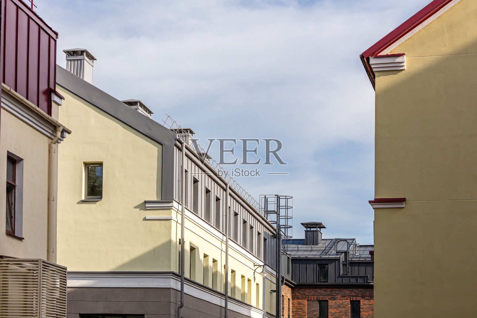 城市住宅区内新装修的旧公寓楼照片摄影图片