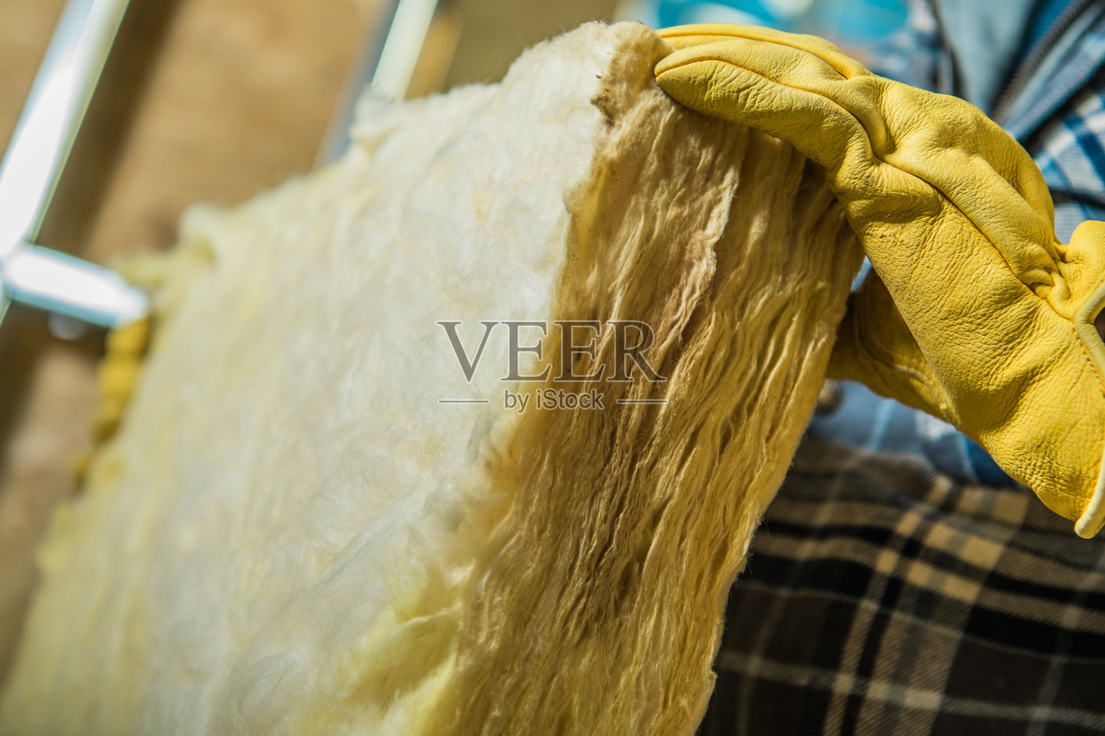 在墙上安装一块矿棉绝缘子照片摄影图片