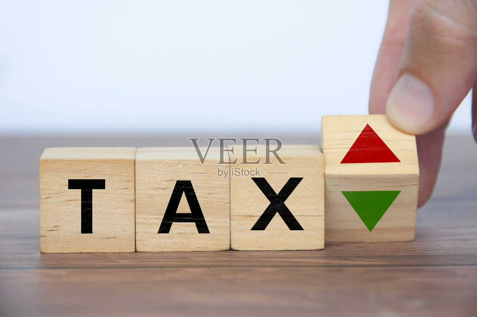 手翻空白木块与字税。纳税时间概念照片摄影图片