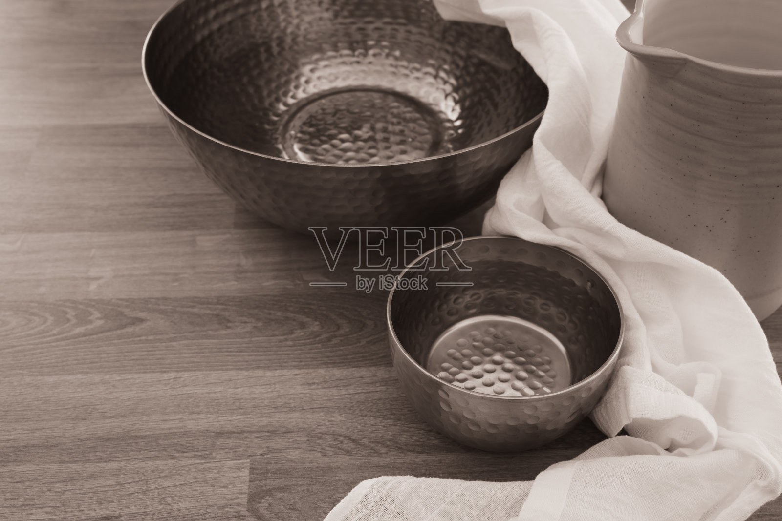 泥水罐，两个铜碗，用木头盖白布照片摄影图片